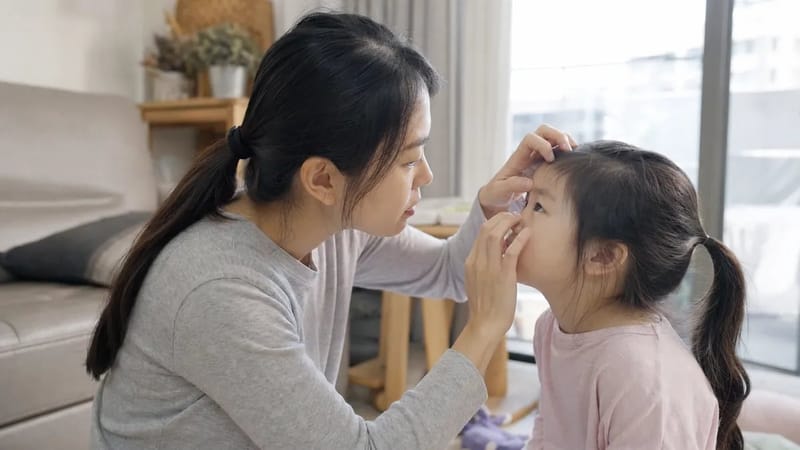 소아는 눈을 자주 비비는 습관이 눈다래끼로 이어지는 경우가 많습니다.