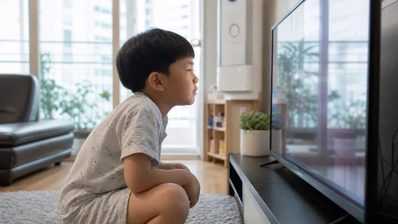 TV나 화면을 유독 가까이서 보려는 습관은 아이의 시력 저하를 알아채는 대표적인 신호입니다.