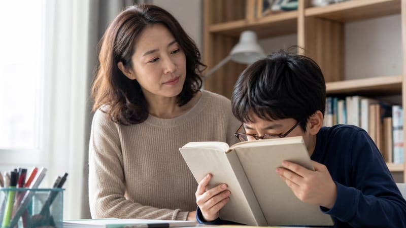 책이나 화면을 지나치게 가까이서 보는 습관은 대표적인 초기 신호입니다