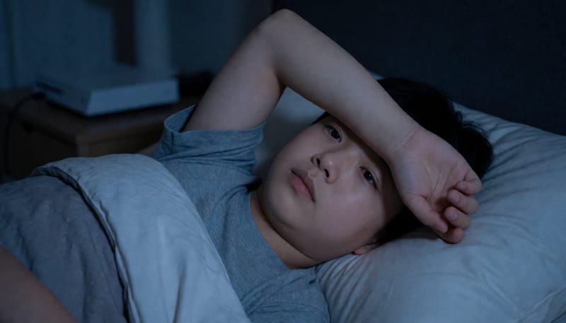 밤늦게까지 잠들지 못하고 뒤척이는 아이의 모습