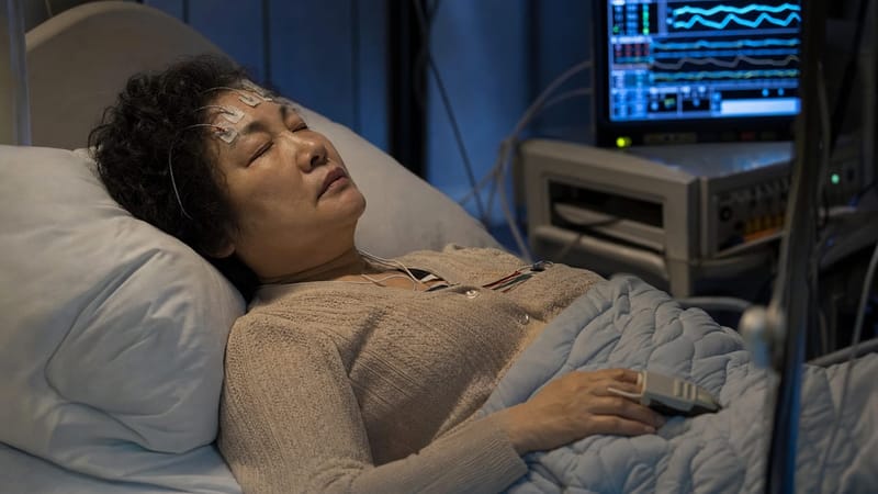 수면다원검사는 이마, 가슴, 손가락 등 여러 곳에 센서를 부착한 채 하룻밤을 병원에서 보내며 진행됩니다.