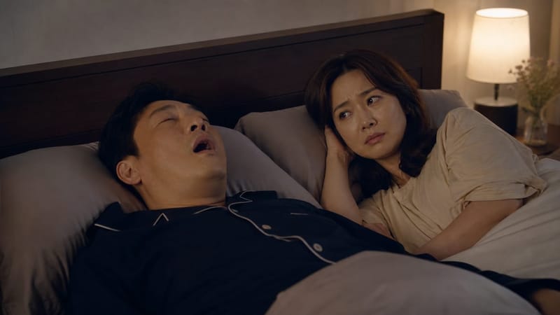 무호흡이 반복되면 옆에서 자는 가족이 먼저 눈치채는 경우가 많습니다.