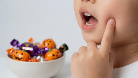 할로윈 사탕 먹고 아이 이가 자꾸 시큰거려요, 이유는 따로 있어요