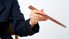 손에 힘이 자꾸 빠지고 근육이 씰룩거려요, 20대와 60대는 다릅니다