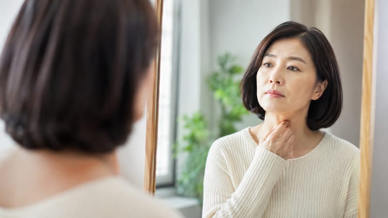 목 앞쪽을 만져 보며 갑상선 결절 유무를 확인하는 모습