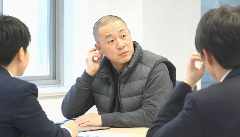 회의 중 상대의 말을 놓쳐 귀를 기울이는 순간은 난청의 초기 신호일 수 있습니다.