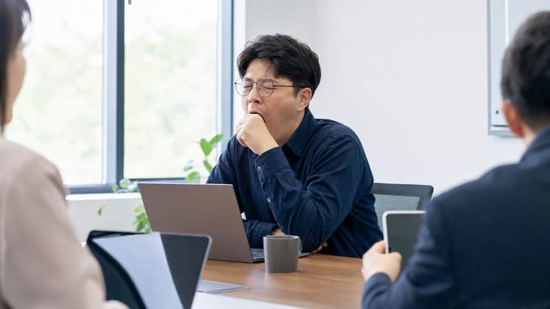 밤새 반복된 코골이는 다음날 회의 중 집중력 저하로 이어질 수 있습니다