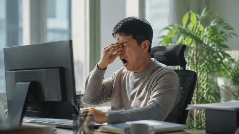 코골이로 흐트러진 수면은 낮 시간의 졸음과 집중력 저하로 이어질 수 있습니다.