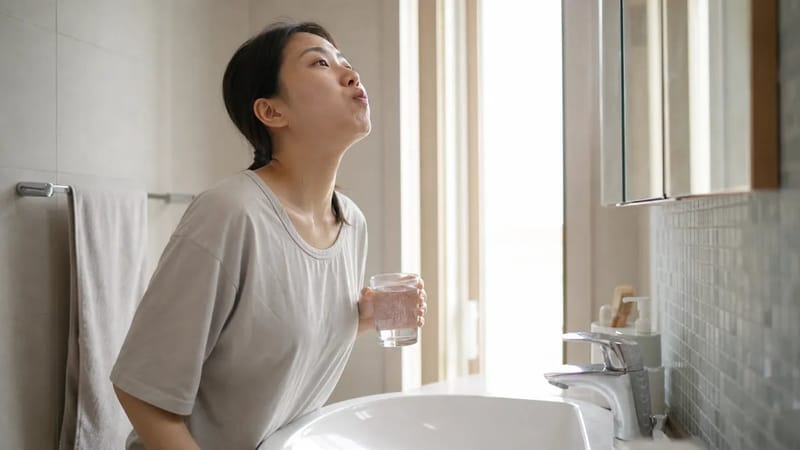 소금물 가글은 편도결석으로 인한 이물감을 줄이는 데 흔히 쓰이는 자가 관리법입니다