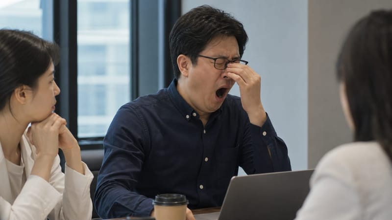 회의 중 반복되는 졸음은 단순 피로가 아닌 수면 문제의 신호일 수 있습니다.