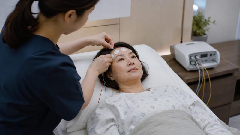 수면다원검사는 뇌파와 호흡, 산소포화도 등을 동시에 기록하기 위해 여러 센서를 부착한 채 진행됩니다.