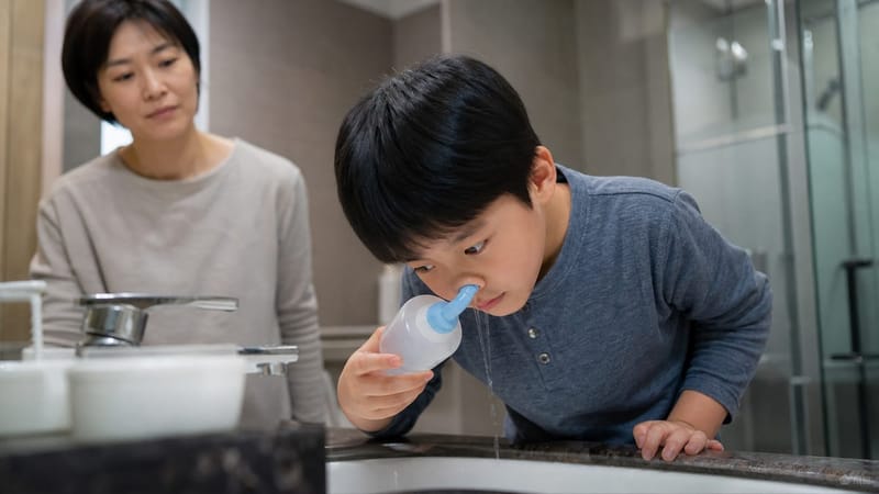 소아는 생리식염수 코 세척과 알레르겐 노출 관리가 우선 관리 방법으로 꼽힙니다.