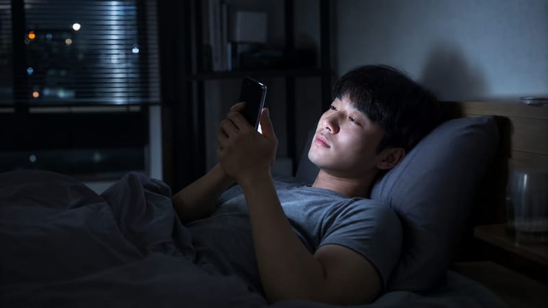 중년 여성은 호르몬 변화로 인해 야간에 자주 깨는 경우가 흔합니다.