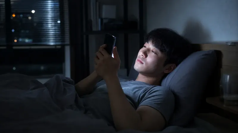 야간 늦게까지 이어지는 스마트폰 사용은 20~30대 불면증에서 흔히 나타나는 요인 중 하나입니다.