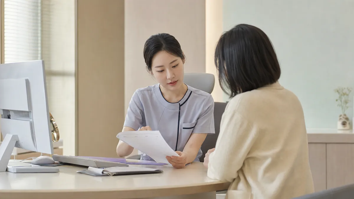 문진에서 최근 식사와 복용 중인 약을 확인하는 모습