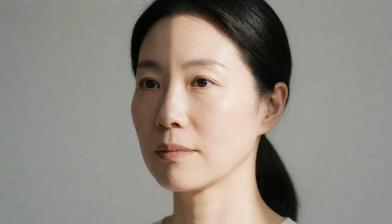얼굴 양쪽의 서로 다른 홍조 유형을 비교하는 듯한 인물 사진
