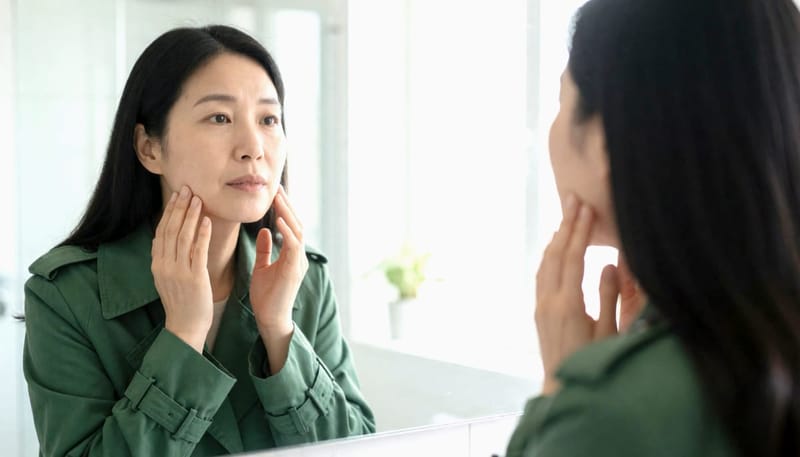 얼굴피지낭종은 턱선이나 목 주변 피부 속에서 둥글게 만져지는 경우가 많습니다.