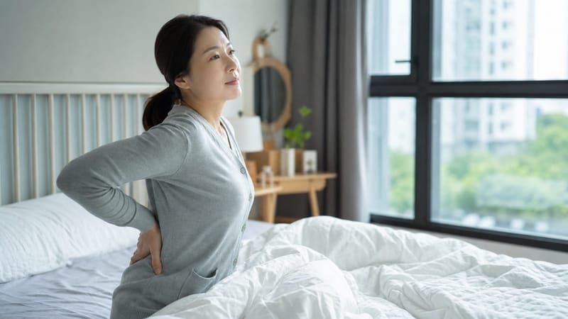 눈을 뜨자마자 이불 속에서 허리를 천천히 늘려주면 뻣뻣함이 한결 덜합니다