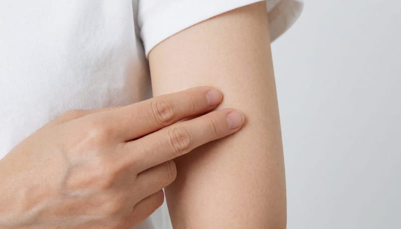 멍울을 눌러보며 움직임과 단단한 정도를 확인하는 것이 첫 자가 점검입니다.