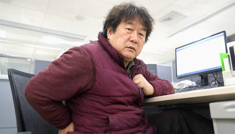장시간 앉아서 일하며 다리 저림을 호소하는 60대 남성