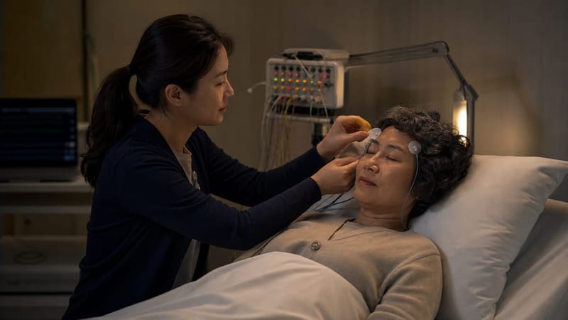 수면다원검사는 병원에서 하룻밤 자며 뇌파와 호흡, 산소포화도 등을 함께 기록하는 방식으로 진행됩니다.