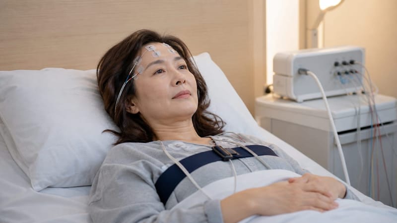 수면다원검사는 하룻밤 동안 뇌파와 호흡, 산소포화도 등을 함께 기록하는 검사입니다.
