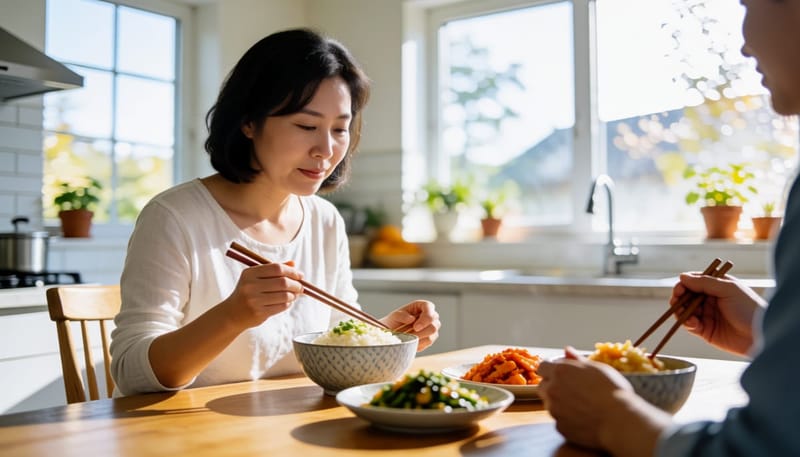 식사 중 턱 밑을 손으로 짚으며 불편해하는 여성