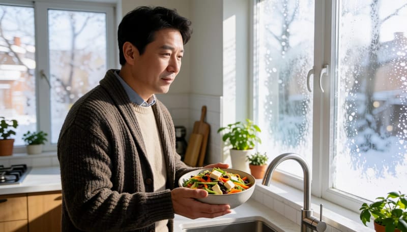 채식 식사를 들고 손이 저린 듯 손을 흔드는 남성
