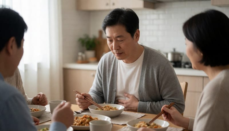 식사 후 속이 답답한 듯 배를 만지는 중년 남성의 모습