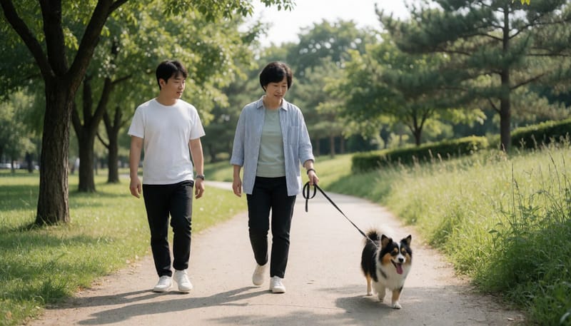 여름철 산책 중인 반려견과 보호자
