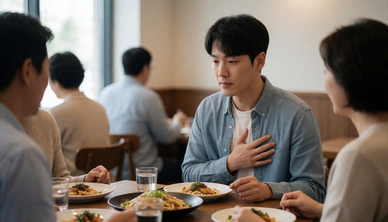 식사 중 딸꾹질을 하는 듯한 표정을 짓고 있는 남성