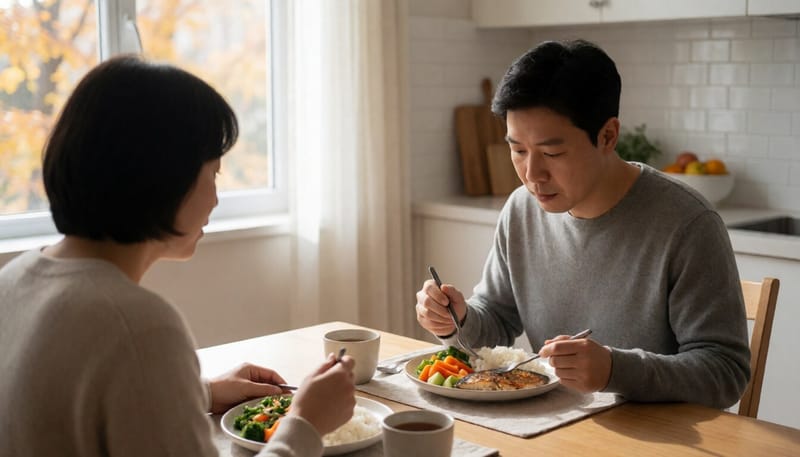집에서 균형 잡힌 식사를 하는 남성