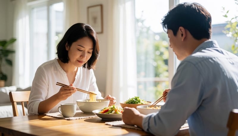 식탁에서 천천히 식사에 집중하는 모습