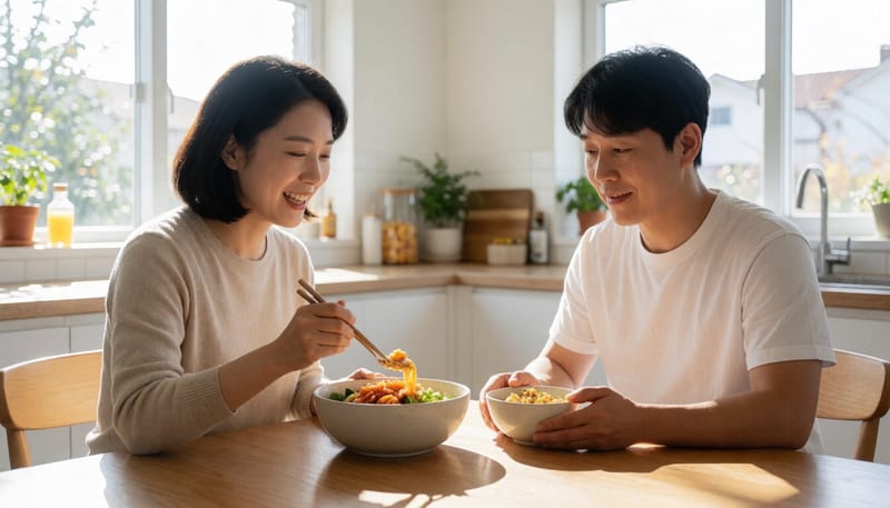 가정 식탁에서 큰 그릇과 작은 그릇에 담긴 음식 양을 비교하는 모습