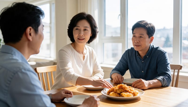 식사 중 오른쪽 윗배를 손으로 짚으며 통증을 느끼는 여성