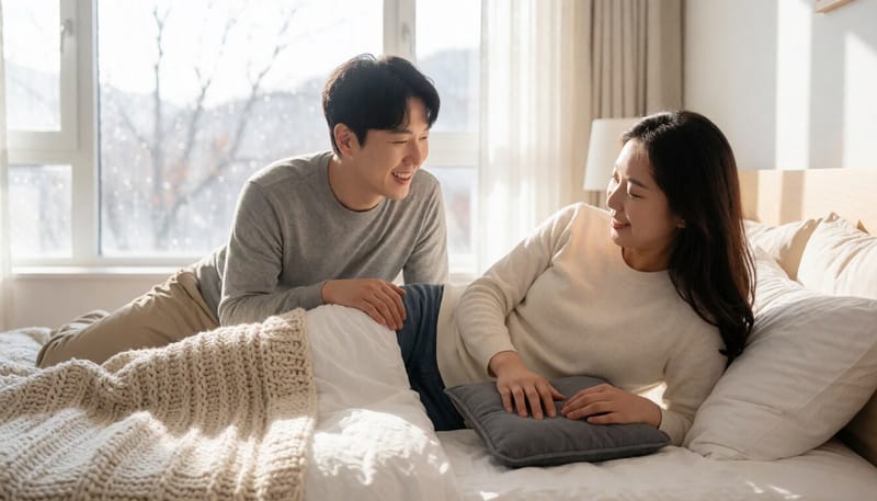 따뜻한 찜질로 생리통을 완화하는 여성의 모습