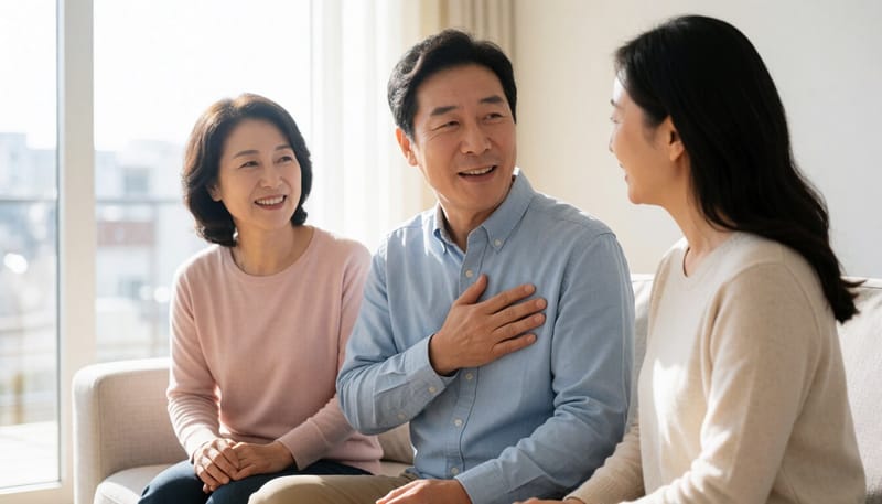 가슴을 움켜쥐고 통증을 느끼는 중년 남성의 모습