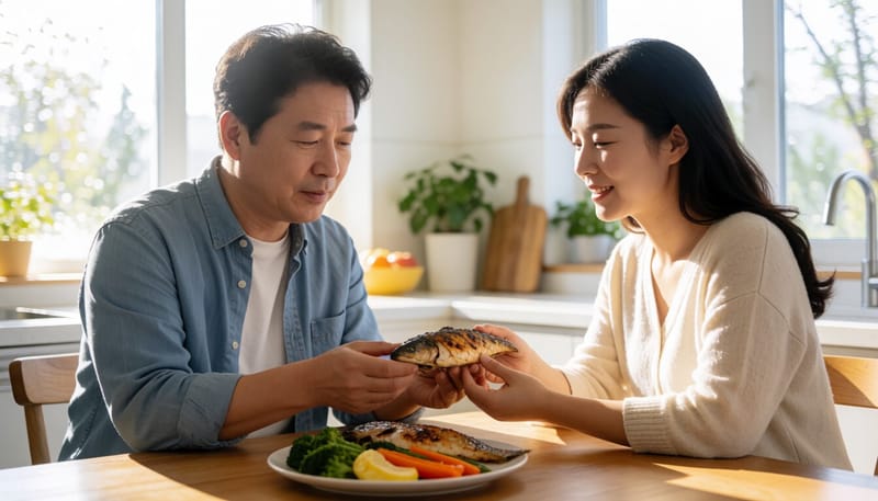 엄지발가락 통증을 살피는 중년 남성과 건강식 식탁