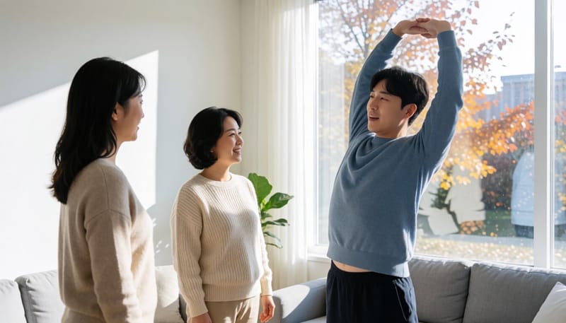 서늘한 거실에서 스트레칭하는 남성의 모습