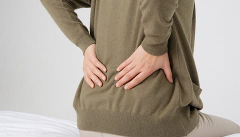 생리 때마다 허리가 끊어질 듯 아프다면, 자궁 질환 신호인지 확인해야