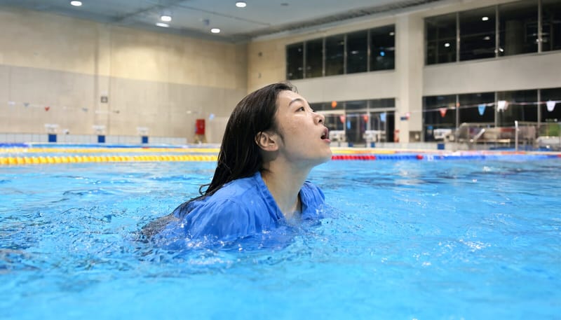 자유형 연습 중 머리를 든 채 하반신이 가라앉는 수영 초보자