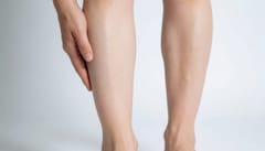 장거리 비행 후 한쪽 다리만 붓고 당긴다면… ‘심부정맥혈전증’ 의심 신호