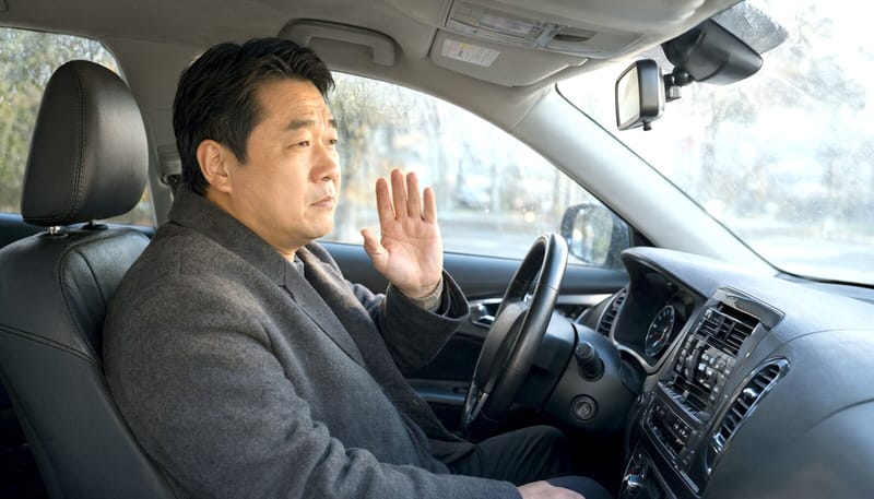 쌀쌀한 아침 차량 히터를 켜고 냄새에 찡그리는 운전자