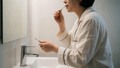 양치해도 안 지워지는 혀 백태, 혀클리너로 관리해야 하는 이유