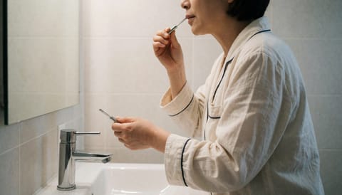 양치해도 안 지워지는 혀 백태, 혀클리너로 관리해야 하는 이유