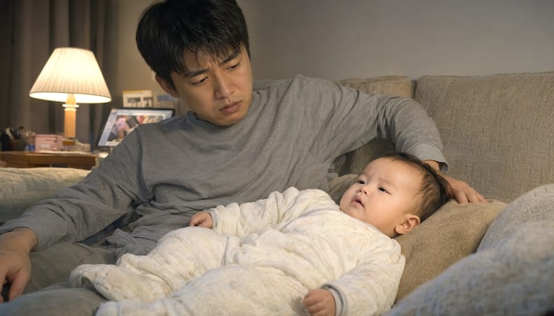 저녁 집 안에서 숨쉬기 힘들어하는 영유아를 걱정스럽게 살피는 아빠