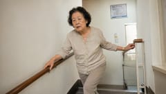 계단 오를 때 다리 힘 유난히 풀린다면… ‘근감소증’ 자가진단법부터