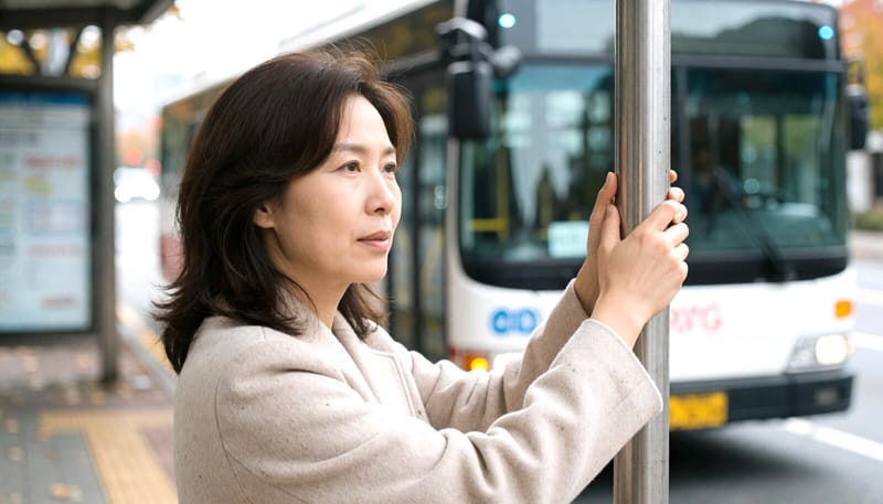 버스 타기를 주저하며 불안해하는 여성