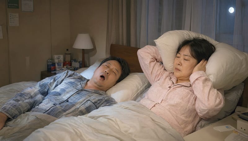 밤에 코를 심하게 고는 남성과 옆에서 잠 못 이루는 아내