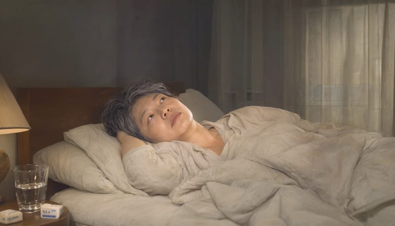 한밤중 잠 못 이뤄 뒤척이는 여성의 모습